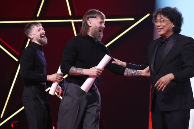 President of the jury, Bong Joon ho R , gives the Best Performance From An Actor award to Luke Tittensor L and Elliott Tittensor C for the film Straight Circle during the Closing Ceremony during the 22nd Marrakech International Film Festival Marrakech, Morocco 06 12 2025 451320 2025 12 06 MARRAKECH Maroc  Copyright: xRomualdxMeigneuxx xStarfacex STAR_451320_058