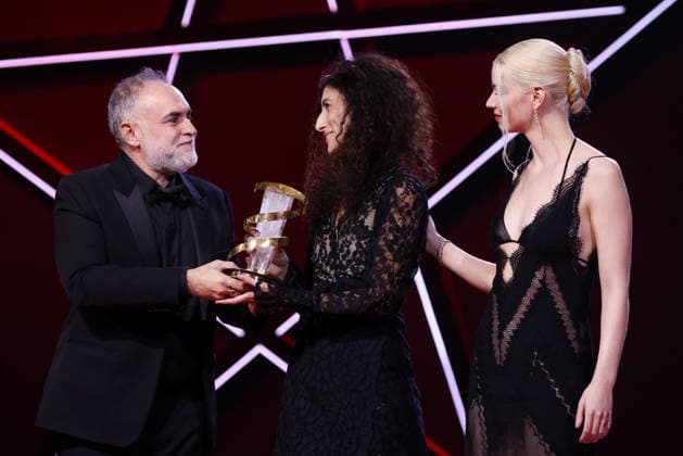 L R Karim Aïnouz, Jihan Kikhia and Anya Taylor Joy pose on stage after receiving the Jury Prize for the film My Father and Qaddafi during the Closing Ceremony during the 22nd Marrakech International Film Festival Marrakech, Morocco 06 12 2025 451320 2025 12 06 MARRAKECH Morocco  Copyright: xRomualdxMeigneuxx xStarfacex STAR_451320_082