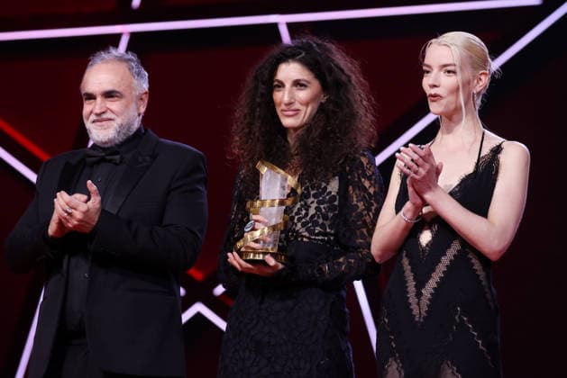 L R Karim Aïnouz, Jihan Kikhia and Anya Taylor Joy pose on stage after receiving the Jury Prize for the film My Father and Qaddafi during the Closing Ceremony during the 22nd Marrakech International Film Festival Marrakech, Morocco 06 12 2025 451320 2025 12 06 MARRAKECH Morocco  Copyright: xRomualdxMeigneuxx xStarfacex STAR_451320_083