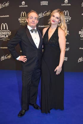 Wigald Boning with his wife Teresa Boning at the 20 McDonald s Benefit Gala in aid of the McDonald s Childrens Aid Foundation at the Eisbach Studios in Munich, 06 12 2025 Foto:xB.xInsingerx xFuturexImagex mcdonalds_5222
