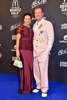 Sasha with wife Julia Röntgen at the 20 McDonald s Benefit Gala in aid of the McDonald s Childrens Aid Foundation at the Eisbach Studios in Munich, 06 12 2025 Foto:xB.xInsingerx xFuturexImagex mcdonalds_5244