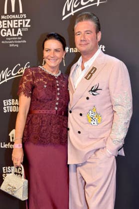 Sasha with wife Julia Röntgen at the 20 McDonald s Benefit Gala in aid of the McDonald s Childrens Aid Foundation at the Eisbach Studios in Munich, 06 12 2025 Foto:xB.xInsingerx xFuturexImagex mcdonalds_5245