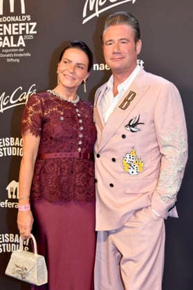 Sasha with wife Julia Röntgen at the 20 McDonald s Benefit Gala in aid of the McDonald s Childrens Aid Foundation at the Eisbach Studios in Munich, 06 12 2025 Foto:xB.xInsingerx xFuturexImagex mcdonalds_5246