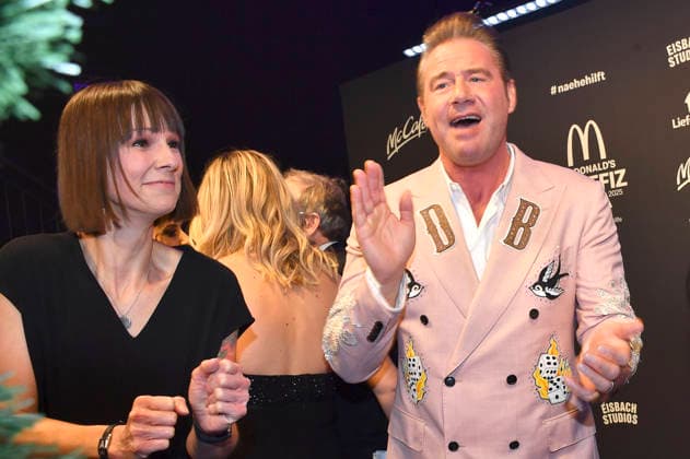 Christina Stürmer and Sasha as Dick Brave at the 20 McDonald s Benefit Gala in aid of the McDonald s Childrens Aid Foundation at Eisbach Studios Munich, 06 12 2025 Foto:xB.xInsingerx xFuturexImagex mcdonalds_5251