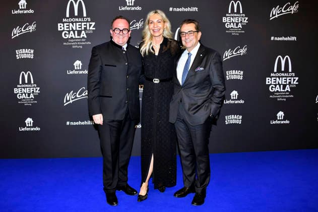 Clemens Baumgärtner, Saskia Greipl Kostantinidis and Stavros Kostantinidis at the 20 McDonald s Benefit Gala in aid of the McDonald s Childrens Aid Foundation at Eisbach Studios Munich, 06 12 2025 Foto:xB.xInsingerx xFuturexImagex mcdonalds_5319