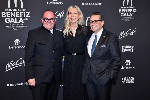 Clemens Baumgärtner, Saskia Greipl Kostantinidis and Stavros Kostantinidis at the 20 McDonald s Benefit Gala in aid of the McDonald s Childrens Aid Foundation at Eisbach Studios Munich, 06 12 2025 Foto:xB.xInsingerx xFuturexImagex mcdonalds_5320