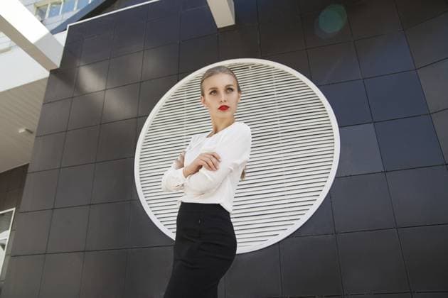 Schöne blonde Geschäftsfrau mit roten Lippen, die von der Gebäudewand wegschaut Beautiful blonde businesswoman with red lips looking away against of building wall Copyright: imageBROKER IuliiaxIsaeva ibxiqx15332223.jpg ,model released, Symbolfoto ,property released