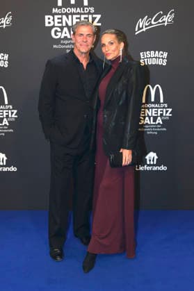 Sven Martinek with partner Bianca Rütter at the 20 McDonald s Benefit Gala in aid of the McDonald s Childrens Aid Foundation at the Eisbach Studios in Munich, 06 12 2025 Foto:xAgenturxWehnertx xGränzdörferx xFuturexImagex mcdonalds_5351