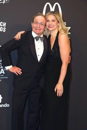 Wigald Boning with his wife Teresa Boning at the 20 McDonald s Benefit Gala in aid of the McDonald s Childrens Aid Foundation at the Eisbach Studios in Munich, 06 12 2025 Foto:xAgenturxWehnertx xGränzdörferx xFuturexImagex mcdonalds_5356