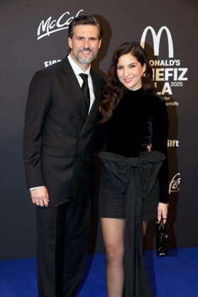 Tom Beck mit Ehefrau Chryssanthi Kavazi bei der 20. McDonald s Benefiz Gala zugunsten der McDonald s Kinderhilfe Stiftung in den Eisbach Studios. München, 06.12.2025 *** Tom Beck with wife Chryssanthi Kavazi at the 20 McDonald s Benefit Gala in aid of the McDonald s Childrens Aid Foundation at Eisbach Studios Munich, 06 12 2025 Foto:xAgenturxWehnertx xGränzdörferx xFuturexImagex mcdonalds_5389
