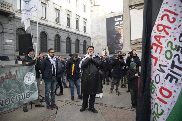 Milan, Piazza della Scala, On the occasion of the premiere at La Scala of A Lady Macbeth in the Mtsensk District by Dmitry Shostakovich. for the 2025-2026 season, Presidium The ceasefire is a Zionist lie, genocide and ethnic cleansing continue. Let s bring solidarity to the center of Milan! With CUB, Association of Palestinians in Italy (API), in a separate part the CIGL presidium and some musicians of the Teatro alla Scala play  Copyright: xFrancescoxEnriquezx xipa-agency.netx xFrancescoxEnriquezx IPA_Agency_IPA68873474