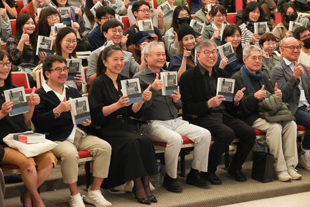 Director Ang Lee TAIPEI, CHINA - DECEMBER 7, 2025 - Director Ang Lee attends autobiography reprint symposium in Taipei, China on December 7, 2025. Taipei Taiwan China  Copyright: xCFOTOx i1765189072979