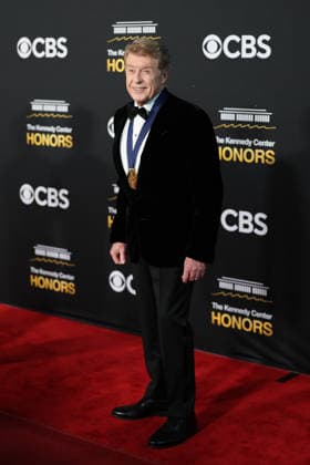 Actor Michael Crawford poses on the red carpet at the Kennedy Honors at the Kennedy Center in Washington, United States, 07 December 2025. Gala in honor of the 2025 Kennedy Center honorees !ACHTUNG: NUR REDAKTIONELLE NUTZUNG!  Copyright: xOctavioxGuzmánx AME6737 20251208-55018768472_1