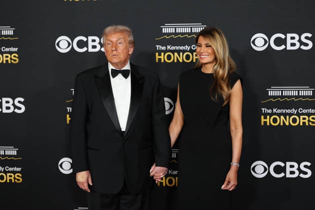 US President Donald Trump (L) and First Lady Melania Trump pose on the red carpet at the Kennedy Honors at the Kennedy Center in Washington, United States, 07 December 2025. Gala in honor of the 2025 Kennedy Center honorees !ACHTUNG: NUR REDAKTIONELLE NUTZUNG!  Copyright: xOctavioxGuzmánx AME6710 20251208-55018768484_1