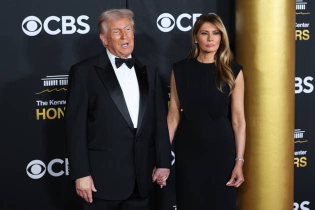 US President Donald Trump (L) and First Lady Melania Trump pose on the red carpet at the Kennedy Honors at the Kennedy Center in Washington, United States, 07 December 2025. Gala in honor of the 2025 Kennedy Center honorees !ACHTUNG: NUR REDAKTIONELLE NUTZUNG!  Copyright: xOctavioxGuzmánx AME6704 20251208-55018768485_1