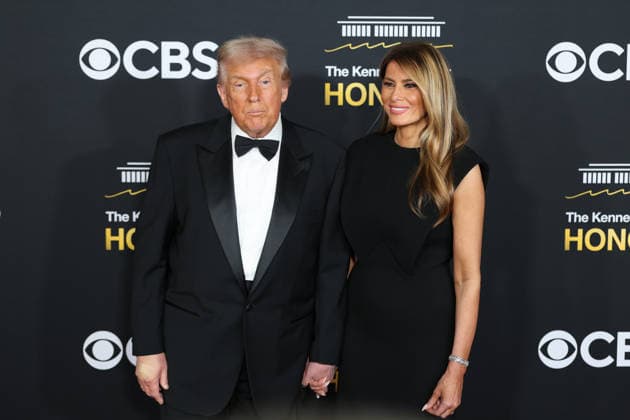 US President Donald Trump (L) and First Lady Melania Trump pose on the red carpet at the Kennedy Honors at the Kennedy Center in Washington, United States, 07 December 2025. Gala in honor of the 2025 Kennedy Center honorees !ACHTUNG: NUR REDAKTIONELLE NUTZUNG!  Copyright: xOctavioxGuzmánx AME6705 20251208-55018768486_1