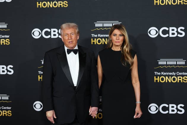 US President Donald Trump (L) and First Lady Melania Trump pose on the red carpet at the Kennedy Honors at the Kennedy Center in Washington, United States, 07 December 2025. Gala in honor of the 2025 Kennedy Center honorees !ACHTUNG: NUR REDAKTIONELLE NUTZUNG!  Copyright: xOctavioxGuzmánx AME6708 20251208-55018768487_1