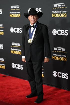 The singer George Strait poses on the red carpet at the Kennedy Honors at the Kennedy Center in Washington, United States, 07 December 2025. Gala in honor of the 2025 Kennedy Center honorees !ACHTUNG: NUR REDAKTIONELLE NUTZUNG!  Copyright: xOctavioxGuzmánx AME6742 20251208-55018768479_1