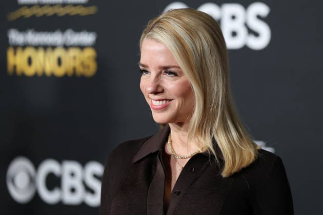 United States Attorney General Pam Bondi poses on the red carpet at the Kennedy Honors at the Kennedy Center in Washington, United States, 07 December 2025. Gala in honor of the 2025 Kennedy Center honorees !ACHTUNG: NUR REDAKTIONELLE NUTZUNG!  Copyright: xOctavioxGuzmánx AME6803 20251208-55018768511_1