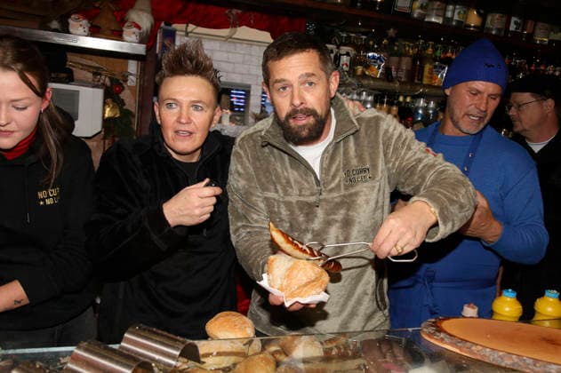 Tina Schüssler, Klaas Heufer Umlauf and Steffen Kurz at a charity event with a celebrity charity barbecue at the mulled wine hut in the Das Schloss shopping center in Berlin, 07 12 2025 Foto:xAgenturxWehnertx xGränzdörferx xFuturexImagex umlauf_5208
