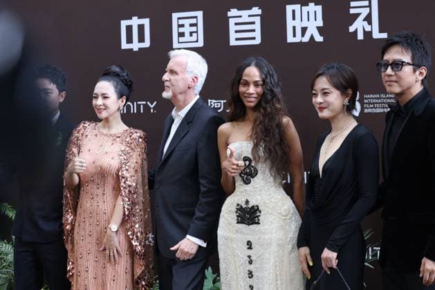Entertainment Bilder des Tages SANYA, CHINA - DECEMBER 08: (L-R) Actor Huang Xuan, actress Zhang Ziyi, director James Cameron, American actress Zoe Saldana, actress Susan Sun Li and actor Deng Chao attend the China premiere of film Avatar: Fire and Ash on December 8, 2025 in Sanya, Hainan Province of China.  Copyright: xVCGx 111608420313