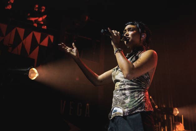 Joy Crookes live in Copenhagen, Denmark Copenhagen, Denmark. 07th, December 2025. The British singer and musician Joy Crookes performs a live concert at VEGA in Copenhagen. Denmark, Copenhagen  Copyright: xGonzalesxPhoto PeterxTroestx