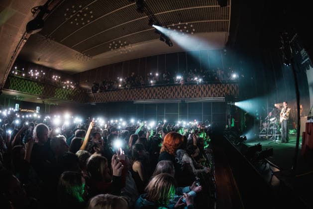 Joy Crookes live in Copenhagen, Denmark Copenhagen, Denmark. 07th, December 2025. The British singer and musician Joy Crookes performs a live concert at VEGA in Copenhagen. Denmark, Copenhagen  Copyright: xGonzalesxPhoto PeterxTroestx