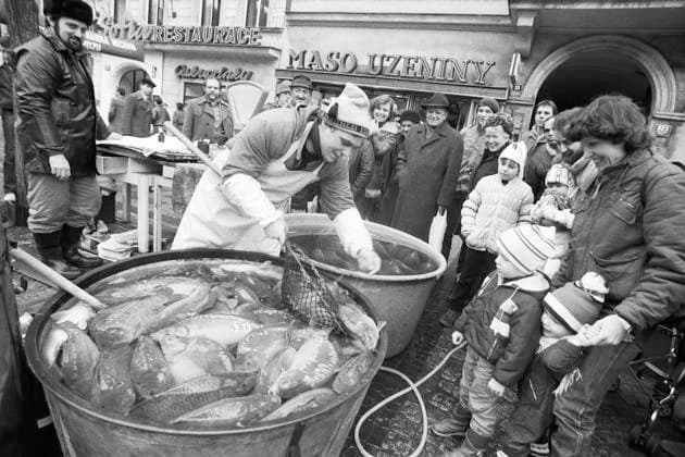 Christmas carps are seen being sold in Jindrisska Street in Prague, Czechoslovakia on December 20,1985. (CTKxPhoto PetrxMaticka) CTKPhotoFO00150733  CTKPhotoFO00150733