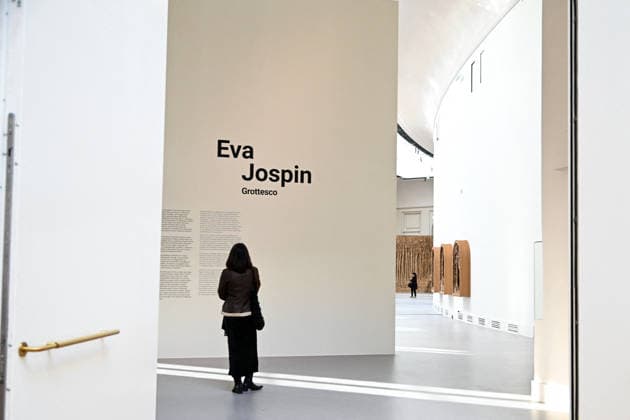Eva Jospin Two French artists at the pinnacle of their art soon to be exhibited at the Grand Palais December 10, 2025 - March 15, 2026 Claire Tabouret and Eva Jospin The Grand Palais invites artists Eva Jospin and Claire Tabouret to take over two galleries linked by a single entrance On one side, Grottesco, a journey teeming with forests, caves and imaginary architectures on the other, Dun seul souffle ou les coulisses dun projet monumental the future contemporary stained glass windows of Notre Dame de Paris Lionel Urman Bestimage Two French artists at the height of their powers will soon be exhibiting at the Grand Palais from December 10, 2025, to March 15, 2026 Claire Tabouret and Eva Jospin The Grand Palais invites artists Eva Jospin an  Copyright: xLIONELxURMANxx xBESTIMAGExLIONELxURMANxx xBESTIMAGEx