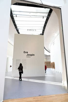 Eva Jospin Two French artists at the pinnacle of their art soon to be exhibited at the Grand Palais December 10, 2025 - March 15, 2026 Claire Tabouret and Eva Jospin The Grand Palais invites artists Eva Jospin and Claire Tabouret to take over two galleries linked by a single entrance On one side, Grottesco, a journey teeming with forests, caves and imaginary architectures on the other, Dun seul souffle ou les coulisses dun projet monumental the future contemporary stained glass windows of Notre Dame de Paris Lionel Urman Bestimage Two French artists at the height of their powers will soon be exhibiting at the Grand Palais from December 10, 2025, to March 15, 2026 Claire Tabouret and Eva Jospin The Grand Palais invites artists Eva Jospin an  Copyright: xLIONELxURMANxx xBESTIMAGExLIONELxURMANxx xBESTIMAGEx
