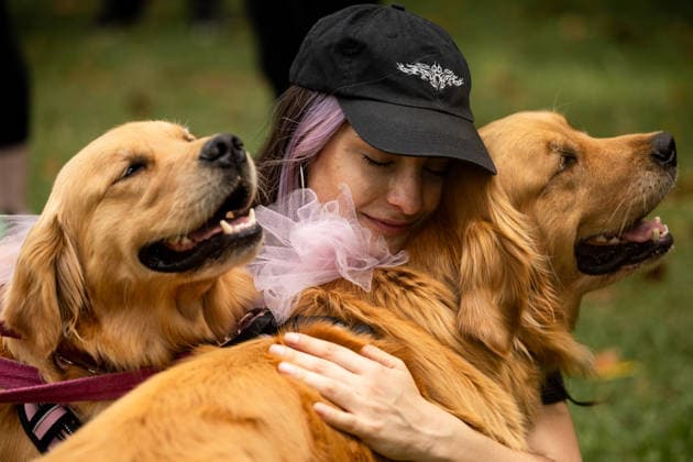Golden Retrievers and owners gather for a world record in Buenos Aires BUENOS AIRES, ARGENTINA - DECEMBER 8: A young woman embraces two Golden Retrievers as hundreds of owners and their dogs gather this Monday holiday in the Bosques de Palermo in an attempt to break the world record for the largest meeting of Goldens, in Buenos Aires, Argentina, on December 8, 2025. The event, organized by influencer Fausto Duperre, brought together more than 1,800 dogs along with their families, breeders, and fans of the breed. To date, the world record was held by Vancouver, Canada, with 1,685 dogs. Cristina Sille Anadolu Buenos Aires Argentina. Editorial use only. Please get in touch for any other usage. Copyright: x2025xAnadoluxCristinaxSillex