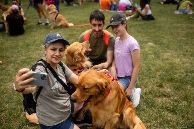 Golden Retrievers and owners gather for a world record in Buenos Aires BUENOS AIRES, ARGENTINA - DECEMBER 8: A family takes a selfie as hundreds of owners and their dogs gather this Monday holiday in the Bosques de Palermo in an attempt to break the world record for the largest meeting of Goldens, in Buenos Aires, Argentina, on December 8, 2025. The event, organized by influencer Fausto Duperre, brought together more than 1,800 dogs along with their families, breeders, and fans of the breed. To date, the world record was held by Vancouver, Canada, with 1,685 dogs. Cristina Sille Anadolu Buenos Aires Argentina. Editorial use only. Please get in touch for any other usage. Copyright: x2025xAnadoluxCristinaxSillex