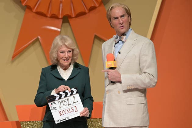 Entertainment Bilder des Tages Queen Camilla visits the set of the TV Show Rivals Queen Camilla with Oliver Chris, as she visits the set of the TV Show Rivals in Bristol, UK, on the 8th December 2025. Picture by Anthony Upton WPA-Pool Bristol Bristol United Kingdom  WHA-0806