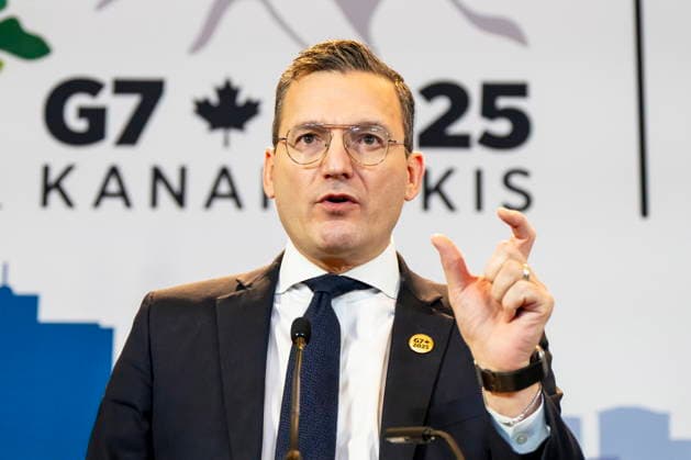 News Bilder des Tages December 8, 2025, Montreal, Pq, CANADA: Canada s Minister of Artificial Intelligence and Digital Innovation Evan Solomon gives remarks during a press conference alongside Germany s Minister for Digital Transformation and Government Modernization Karsten Wildberger, not shown, during the G7 Industry, Digital and Technology MinistersöÄÃ Meeting, in Montreal on Monday, Dec. 8, 2025. Montreal CANADA - ZUMAc35_ 20251208_zaf_c35_031 Copyright: xChristopherxKatsarovx