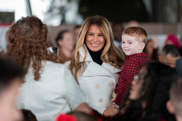 Entertainment Bilder des Tages December 8, 2025, Quantico, Virginia, USA: First Lady MELANIA TRUMP lifts a young boy into her arms to pose for a picture during a Toys for Tots event at Marine Corps Base Quantico. Quantico USA - ZUMAs365 20251208_znp_s365_006 Copyright: xJoeyxSussmanx