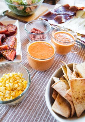 IMAGO Creative, Food, Tapas Delicious salmorejo served with various tapas including salad, ham, cheese, boiled eggs, and pita chips. Model Released SylviePm_ID32301_1100518_005 Copyright: xSylviexPabionx RECORD DATE NOT STATED