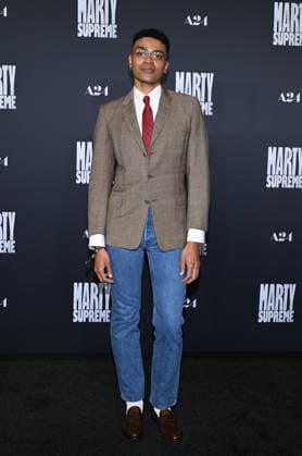 ˜Marty Supreme™ Los Angeles Premiere Owen Thiele arriving to the Los Angeles premiere of Marty Supreme™ at the Samuel Goldwyn Theater on December 8, 2025 in Beverly Hills, Ca. Beverly Hills Samuel Goldwyn Theater California USA Copyright: xLisaxOConnor xAFF-USA.COMx