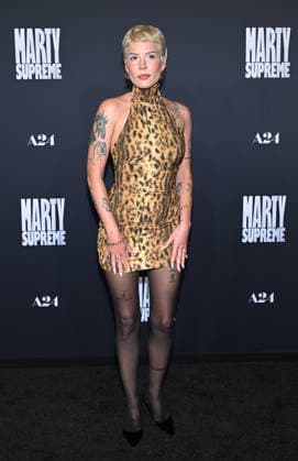 ˜Marty Supreme™ Los Angeles Premiere Halsey arriving to the Los Angeles premiere of Marty Supreme™ at the Samuel Goldwyn Theater on December 8, 2025 in Beverly Hills, Ca. Beverly Hills Samuel Goldwyn Theater California USA Copyright: xLisaxOConnor xAFF-USA.COMx
