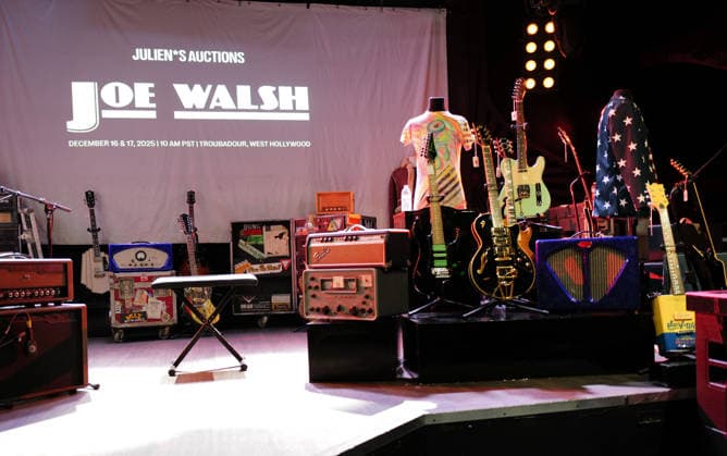 Joe Walsh Julien™s auction preview Joe Walsh Julien™s auction preview at Troubadour on December 08, 2025 in West Hollywood, CA. West Hollywood Troubadour California USA Copyright: xLISAxOConnor AFF-USA.comx