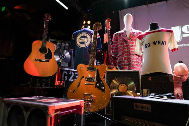 Joe Walsh Julien™s auction preview Joe Walsh Julien™s auction preview at Troubadour on December 08, 2025 in West Hollywood, CA. West Hollywood Troubadour California USA Copyright: xLISAxOConnor AFF-USA.comx