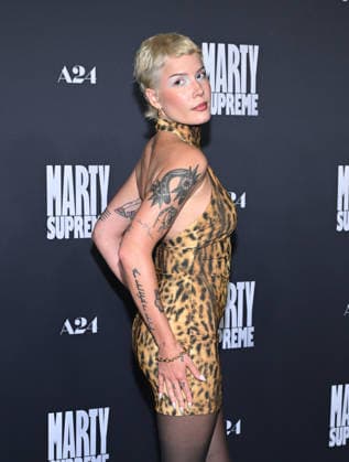 ˜Marty Supreme™ Los Angeles Premiere Halsey arriving to the Los Angeles premiere of Marty Supreme™ at the Samuel Goldwyn Theater on December 8, 2025 in Beverly Hills, Ca. Beverly Hills Samuel Goldwyn Theater California USA Copyright: xLisaxOConnor xAFF-USA.COMx