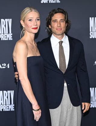 ˜Marty Supreme™ Los Angeles Premiere Gwyneth Paltrow and Brad Falchuk arriving to the Los Angeles premiere of Marty Supreme™ at the Samuel Goldwyn Theater on December 8, 2025 in Beverly Hills, Ca. Beverly Hills Samuel Goldwyn Theater California USA Copyright: xLisaxOConnor xAFF-USA.COMx