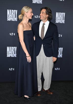 ˜Marty Supreme™ Los Angeles Premiere Gwyneth Paltrow and Brad Falchuk arriving to the Los Angeles premiere of Marty Supreme™ at the Samuel Goldwyn Theater on December 8, 2025 in Beverly Hills, Ca. Beverly Hills Samuel Goldwyn Theater California USA Copyright: xLisaxOConnor xAFF-USA.COMx