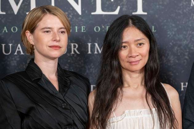 ABBberlin Jessie Buckley Irish actress with Chloe Zhao Chinese film director, guest on the red carpet at the German premiere of the movie Hamnet at Delphi Filmpalast on 08 12 2025 in Berlin Berlin Germany
