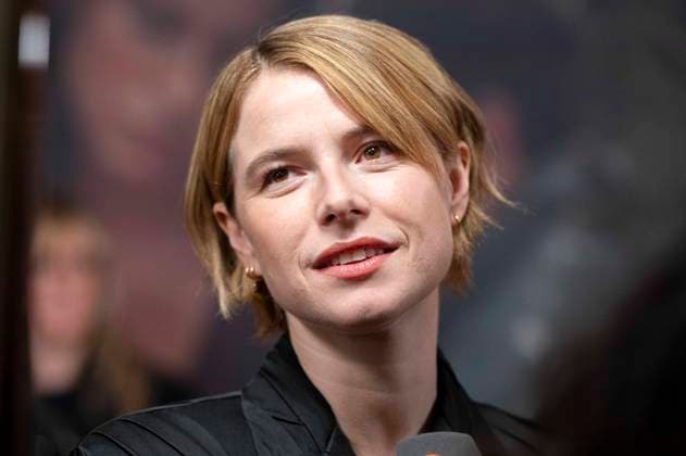 ABBberlin Jessie Buckley Irish actress on the red carpet at the German premiere of the movie Hamnet at Delphi Filmpalast on 08 12 2025 in Berlin Berlin Germany