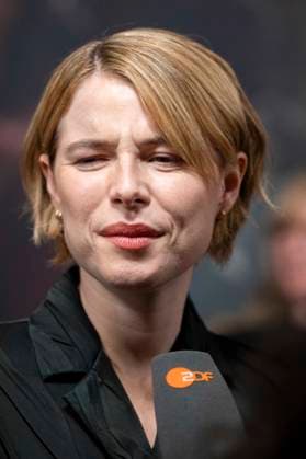ABBberlin Jessie Buckley Irish actress on the red carpet at the German premiere of the movie Hamnet at Delphi Filmpalast on 08 12 2025 in Berlin Berlin Germany
