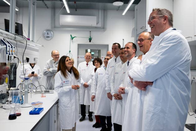Mainz Antrittsbesuch Bundeskanzler Merz in Rheinland-Pfalz Bundeskanzler Friedrich Merz (CDU, l) und Alexander Schweitzer (SPD), Ministerpräsident von Rheinland-Pfalz, besuchen bei dem Antrittsbesuch in Rheinland-Pfalz das Forschungsinstitut TRON in Mainz, 09.12.2025. *** Mainz Inaugural visit by Federal Chancellor Merz to Rhineland-Palatinate Federal Chancellor Friedrich Merz CDU, l and Alexander Schweitzer SPD , Minister President of Rhineland-Palatinate, visit the TRON research institute in Mainz during their inaugural visit to Rhineland-Palatinate, 09 12 2025 Copyright: xEibner-Pressefoto FlorianxWiegandx EP_FWD