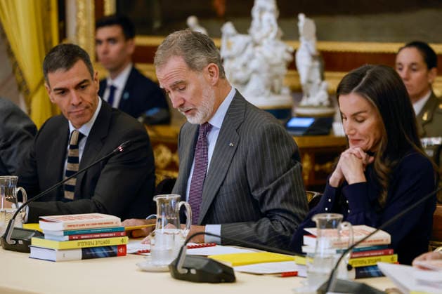 King Felipe VI and Queen Letizia, accompanied by Spain s Prime Minister Pedro Sanchez (L), chair the annual meeting of the Cervantes Institute Patronage in Aranjuez town, Madrid province, central Spain, 09 December 2025. Annual meeting of the Cervantes Institute Patronage !ACHTUNG: NUR REDAKTIONELLE NUTZUNG!  Copyright: xChemaxMoyax GRAF754 20251209-55018777817_1