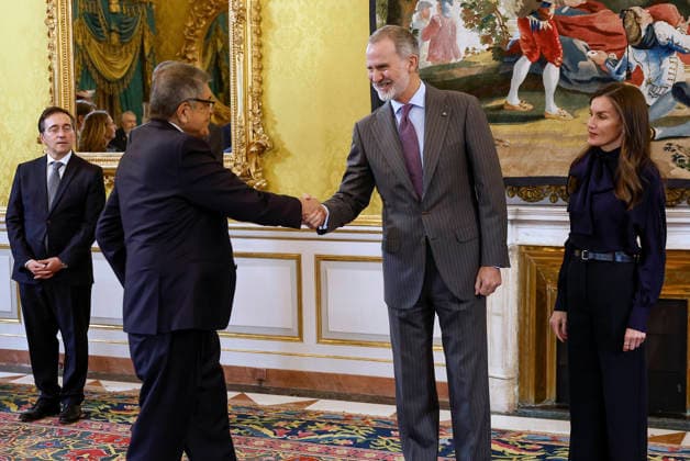 King Felipe VI and Queen Letizia greet Nicaraguan writer, journalist, politician, and lawyer Sergio Ramirez during the annual meeting of the Cervantes Institute Patronage in Aranjuez town, Madrid province, central Spain, 09 December 2025. Annual meeting of the Cervantes Institute Patronage !ACHTUNG: NUR REDAKTIONELLE NUTZUNG!  Copyright: xChemaxMoyax GRAF793 20251209-55018778151_1