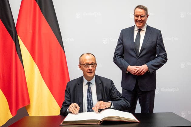 Friedrich Merz, Bundeskanzler (CDU), bei der Eintragung in das Gästebuch der Landesregierung, mit Alexander Schweitzer, Ministerpräsident Rheinland-Pfalz (SPD) und in Anwesenheit weiterer Kabinettsmitglieder;Antrittsbesuch des Bundeskanzlers im Bundesland Rheinland-Pfalz Staatskanzlei in der Landeshauptstadt Mainz, Mainz Rheinland-Pfalz Deutschland Staatskanzlei *** Friedrich Merz, Federal Chancellor CDU , signing the guest book of the state government, with Alexander Schweitzer, Minister President Rhineland-Palatinate SPD and in the presence of other cabinet members Inaugural visit of the Federal Chancellor to the state of Rhineland-Palatinate State Chancellery in the state capital Mainz, Mainz Rhineland-Palatinate Germany State Chan